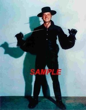 Guy Williams Zorro Fotoğraf Ayakta Kocaman Gülümseme Şapkalı Maskesiz Kılıçlı 8x10 GW1006