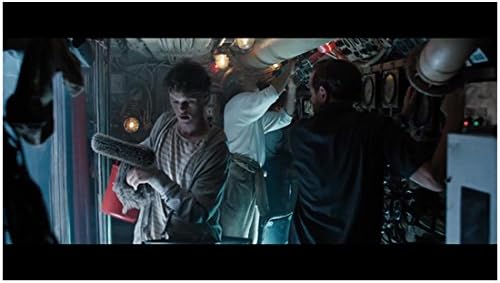 Kaptan Robinson rolünde Jude Law ve Tobin rolünde Bobby Schofield ile Karadeniz 8 x 10 Fotoğraf
