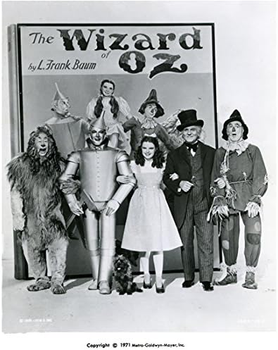 Oz Büyücüsü Dorothy ve Dev Kitabın Önüne Atıldı 8 x 10 inç Fotoğraf